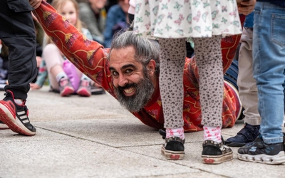 PLAYGROUND – Cirque acrobatique au mât chinois